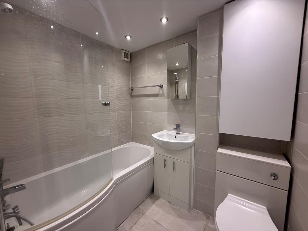 Lot: 116 - TWO-BEDROOM GROUND FLOOR APARTMENT CLOSE TO BRAINTREE TOWN CENTRE - Three piece bathroom with electric shower